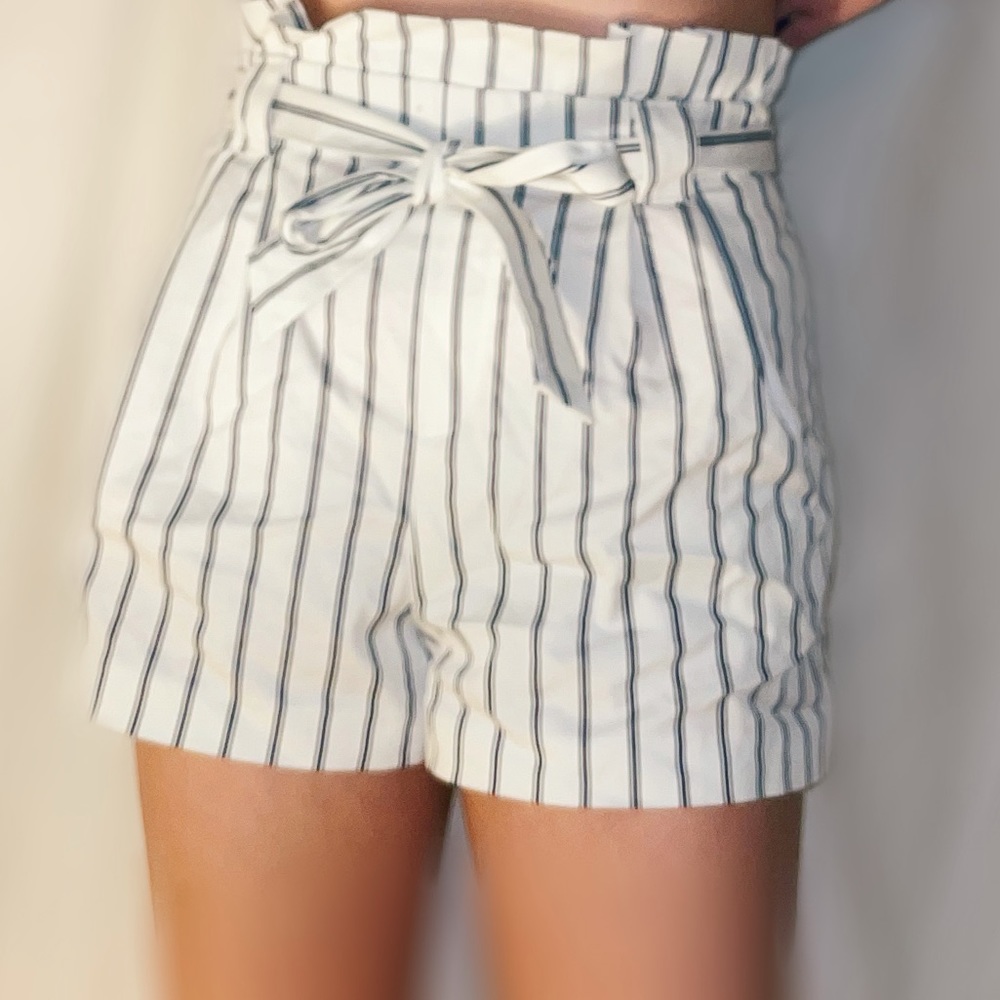 High-waisted Black/White Stripe Elastic Shorts